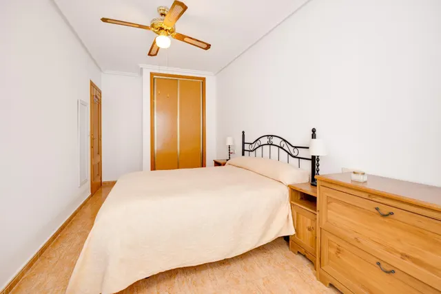 Apartamento de dos dormitorios con piscina comunitaria en el centro de Torrevieja — 21