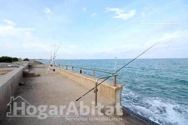 TERRENO URBANO EN PRIMERA LÍNEA JUNTO AL MAR — 40
