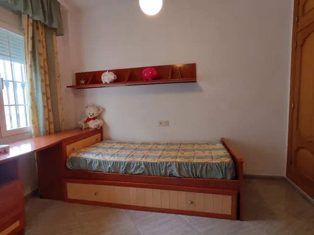 CASA EN UNA PLANTA !! Tres dormitorios, dos baños, patio, cochera. — 11