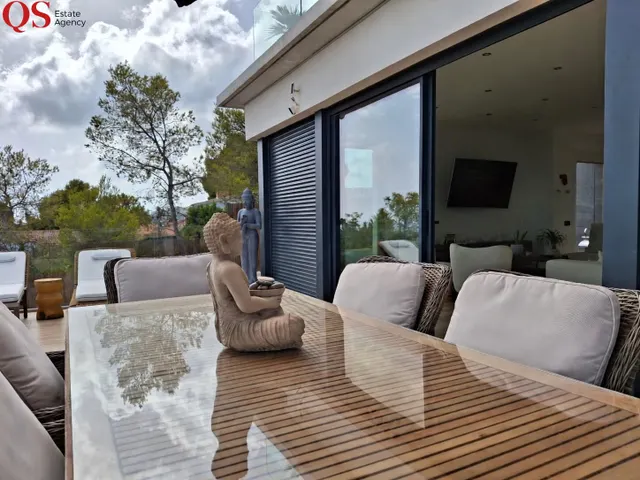 Villa contemporánea con piscina y vistas panorámicas al mar en Cunit — 14