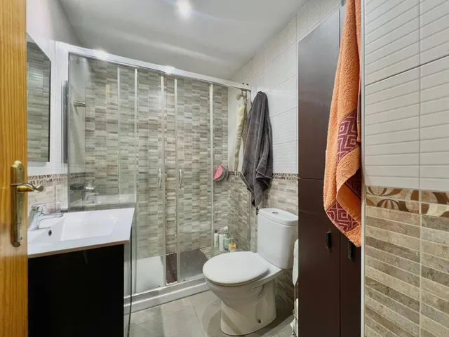 Apartamento céntrico y espacioso (89 m2 - 2.ª planta) con 4 dormitorios, balcón orientado al sur y a tan solo 550 m de la playa. — 20