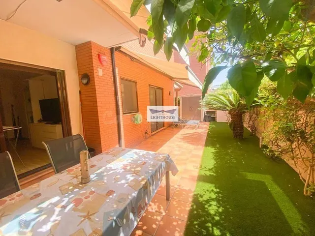Fantastica planta baja reformada con jardín de 60m2 y parkin