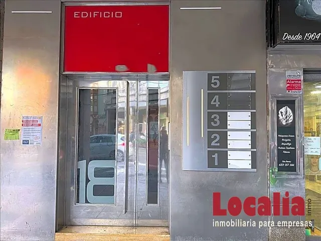 Moderno edificio en el centro de Torrelavega - foto 3