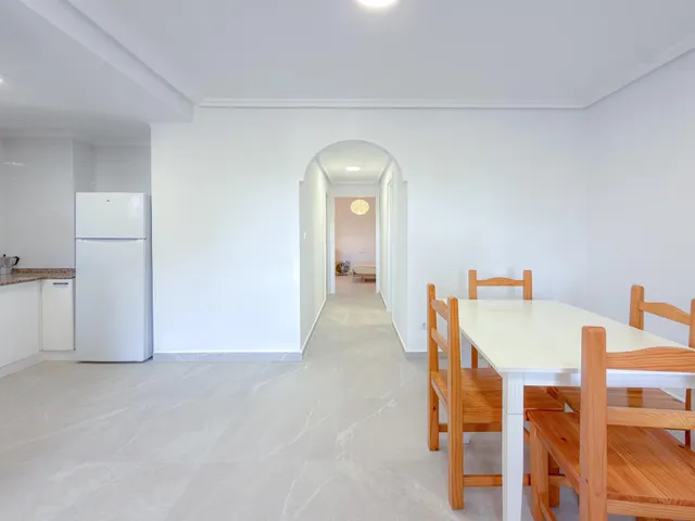 OPORTUNIDAD! Fantástico apartamento reformado con confortable terraza y vistas despejadas (210 Mts playa) — 9