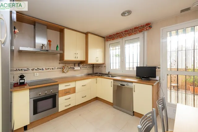 ESPECTACULAR VIVIENDA ADOSADA DE 4 DORMITORIOS CON SÓTANO, TERRAZAS Y PATIO EN GRANADA — 14