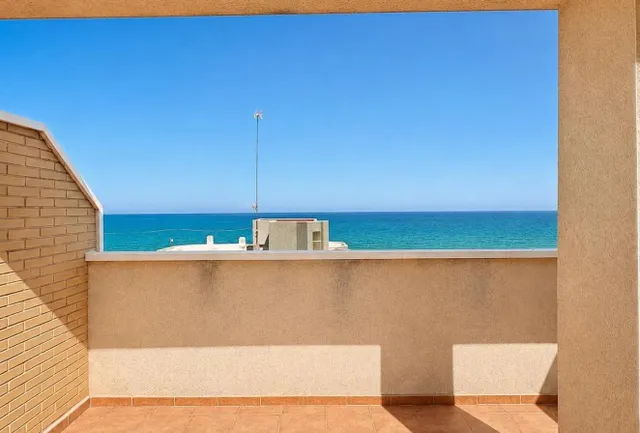Ático dúplex con vistas frontales al mar y amplio solárium en Guardamar del Segura — 28