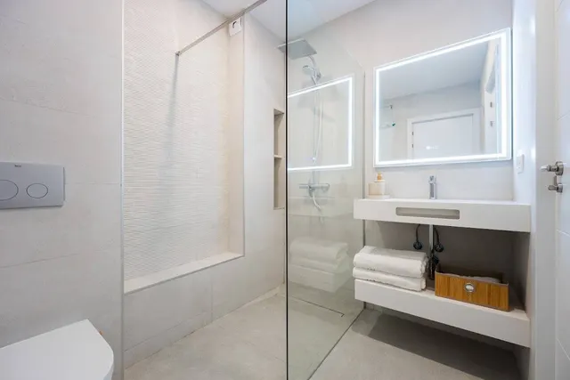 Exclusivo apartamento reformado a estrenar en primera línea de playa, con vistas al mar en el Puerto de Estepona — 20