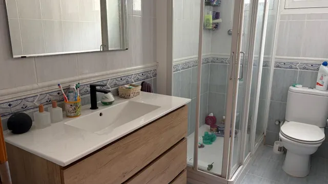 Se vende piso de 2 habitaciones con balcón y ascensor — 17