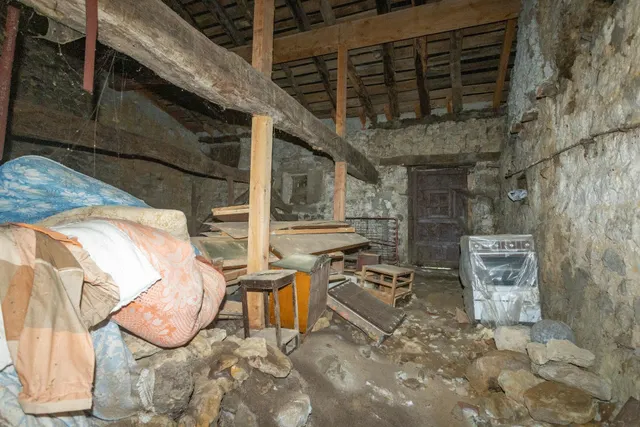 Casona montañesa y cuadra de piedra — 28