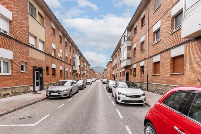 Piso de 4 dormitorios sin ascensor ( 2º) en el barrio de Santa Marina. Mieres — 29
