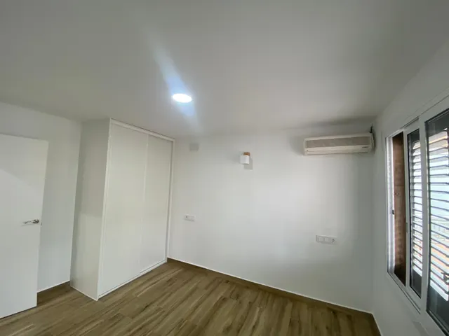 Reformado apartamento en primera línea de Torrevieja con vistas laterales al mar y piscina — 8