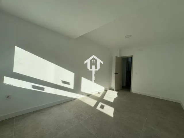 Inmoparadise les ofrece espectacular vivienda en venta en Alicante centro, el edificio los representantes . 120m2, 3 dormitorios, dos baños,reformada. — 18