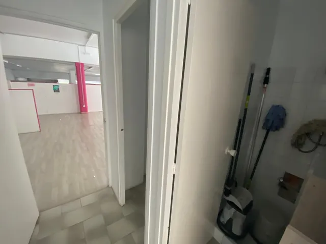 Impresionante local comercial esquinero a tres calles con planta garaje para 12 coches — 10