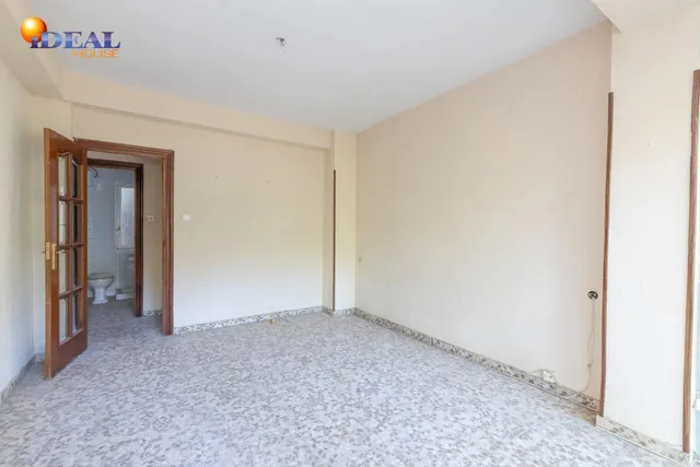 Piso en esquina con terraza y vistas a Plaza Mariana Pineda, Granada — 28