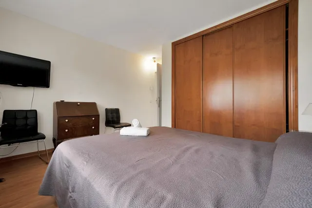 Alquiler larga temporada - Villa Privada con Piscina y Amplio Jardín en Cerrado de Elviria, Marbella — 42