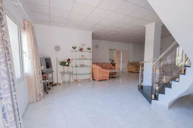 Amplia villa con vistas panorámicas al mar y pista de tenis privada en Calpe — 4