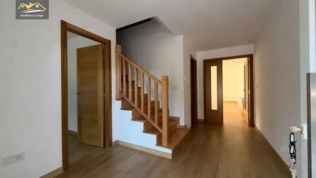 Chalé adosado, con terraza 30m , jardín 70m , garaje para 2 coches. 5 habitaciones. 3 baños. Cocina salón comedor de 35 m2. Magnificas vistas. Muy soleados — 27