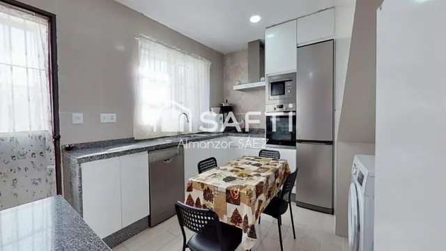 Casa adosada reformada con 4 dormitorios - foto 3