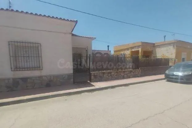 SE VENDE casa adosada OKUPA en C SAN JOSE 3 de Algueña - foto 4