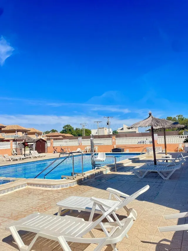 Encantador Bungalow Reformado en Punta Prima, Orihuela Costa - foto 2