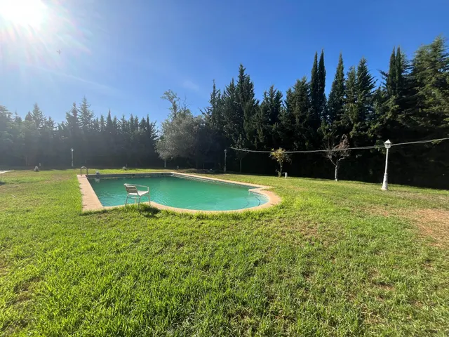 GRAN CHOLLO-FINCA URBANA DE 2600 METROS CON GRAN CHALET , DOS  VIVIENDAS,  TRASTERO Y PISCINA — 2