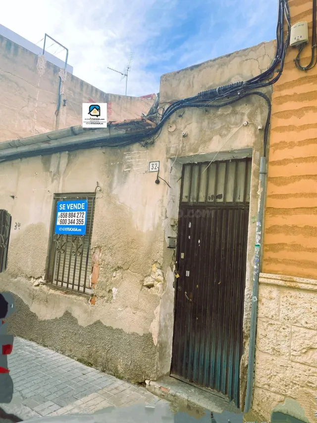 SOLAR CON CASA PARA DERRIBO