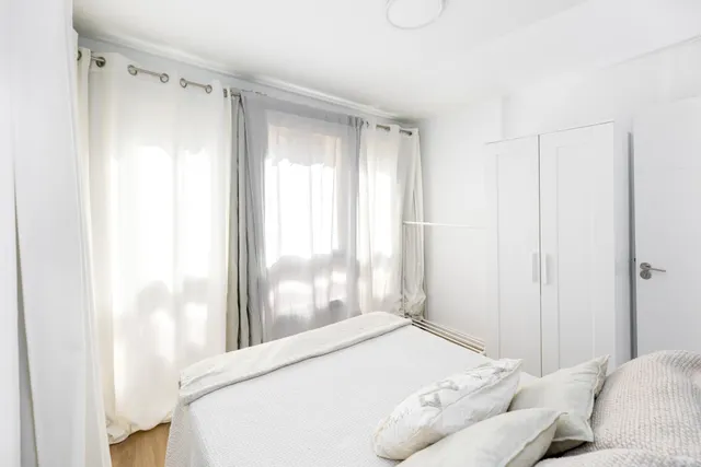 ¡Vive en pleno centro de Granada! Piso de 2 habitaciones con ascensor. — 18