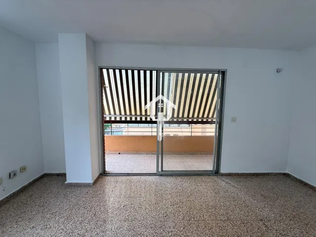 PISO EN VENTA EN ALICANTE. ZONA DE BABEL. 74m2, 4 habitaciones, 1 BAÑO Y 1 ASEÑO, TERCERA PLANTA CON ASCENSOR. — 23