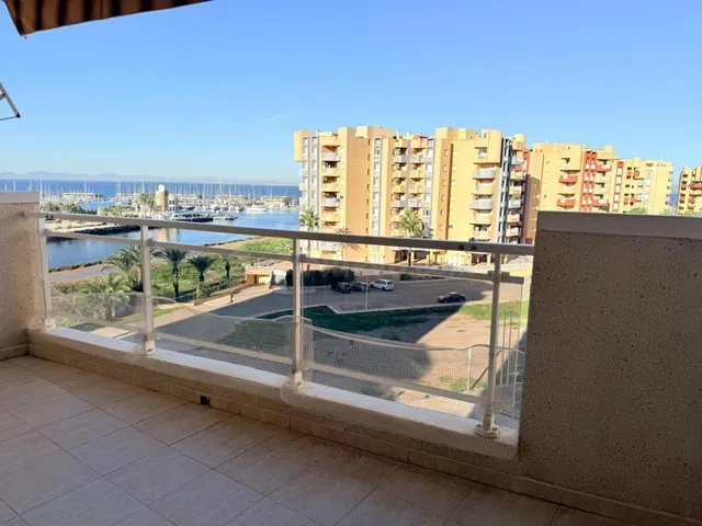 Apartamento situado en el kilómetro 14 de La Manga del Mar Menor, en el residencial Puerto Mar I y II. — 2