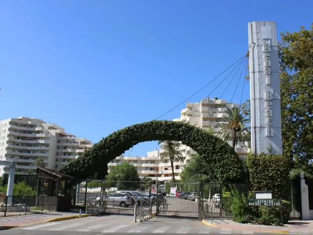 OPORTUNIDAD EN BENALBEACH — 26