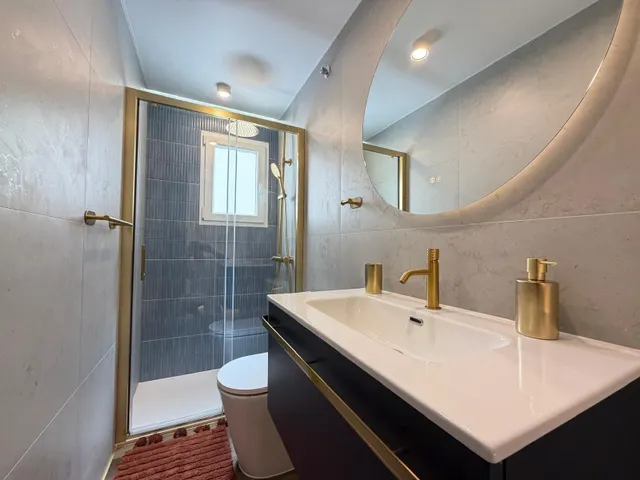 Apartamento totalmente reformado con vistas al mar y a 100 metros del puerto. con 3 dorm. 2 baños. superficie de 100 m2. — 19