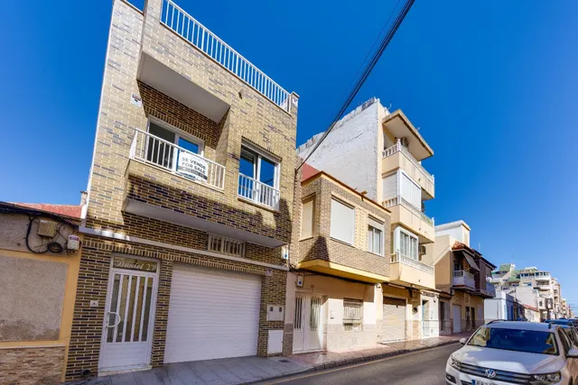 Casa adosada reformada en el centro de Torrevieja – calle la paz — 40