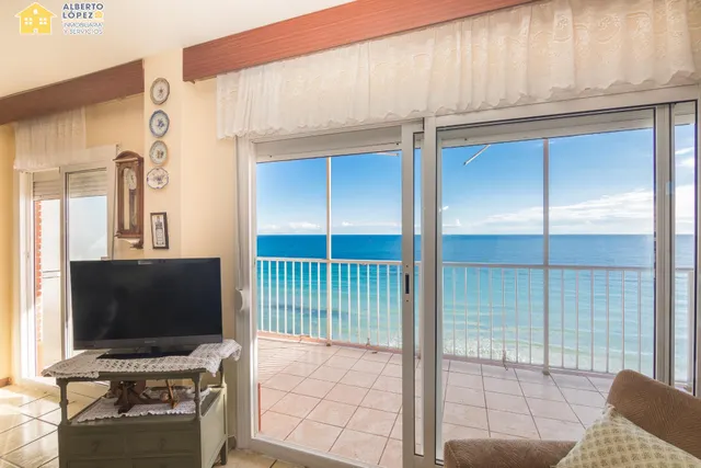 Apartamento en venta en primera línea de playa en Los Arenales del Sol, la propiedad está afectada por la Ley de Costas — 43