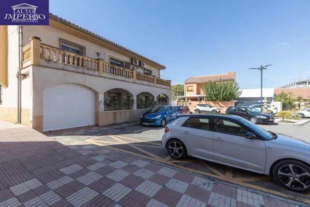 Casa en Armilla con terraza, patio y amplia cochera — 2