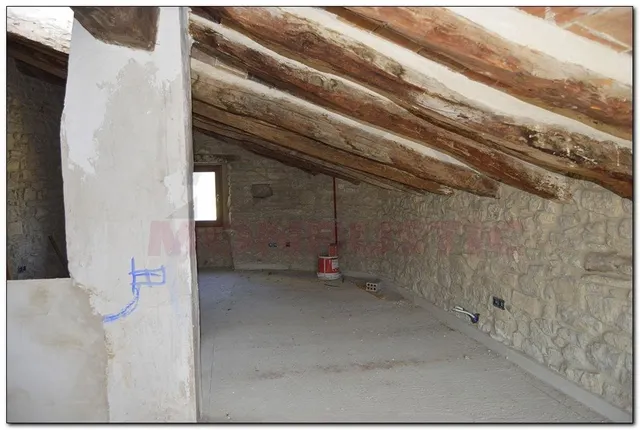 CASA DE PIEDRA ESQUINERA DE 257 M2 PRCTICAMNTE REFORMADA DE PIEDRA, 3 DORMITORIOS SUITES. — 38