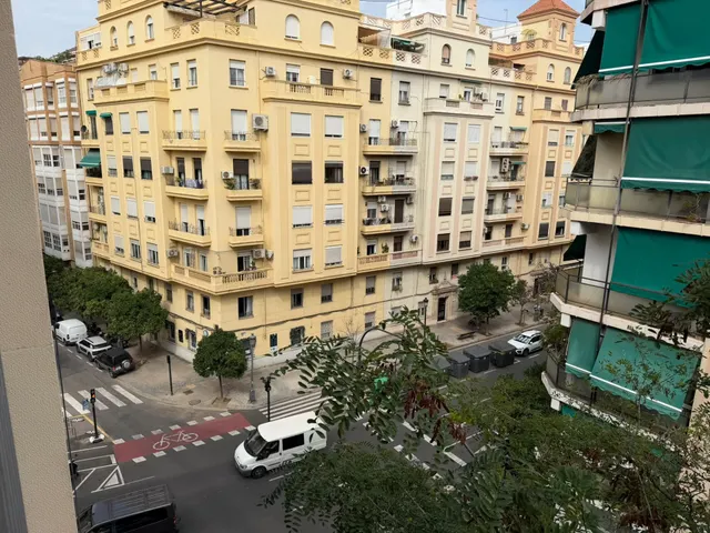 Se alquila amplio piso con plaza de parking — 13