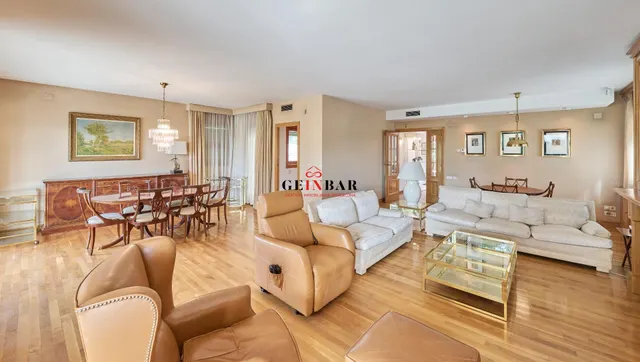 ESPETACULAR CASA EN ZONA EXCLUSIVA Y TRANQUILA CON JARDÍN — 9