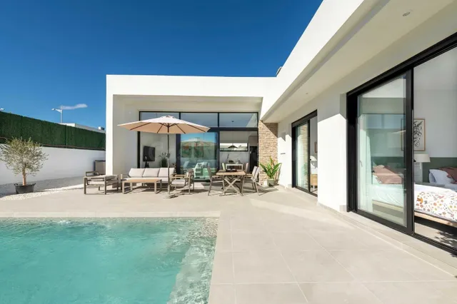 VILLA CON AMPLIA PARCELA Y PISCINA PRIVADA - foto 3