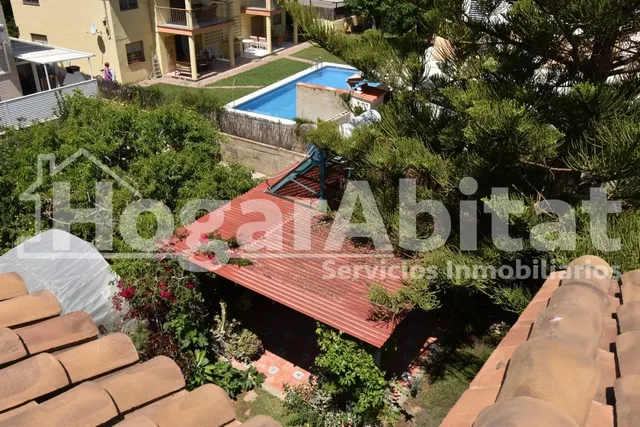 VILLA de 2 alturas con JARDÍN y PISCINA — 26