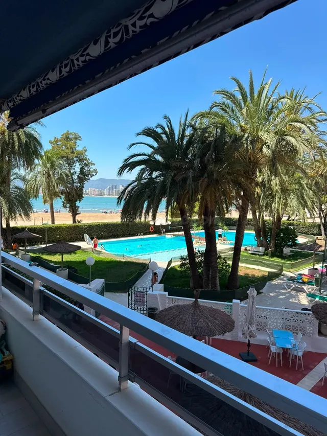 Apartamento reformado en primera línea de playa con vistas a
