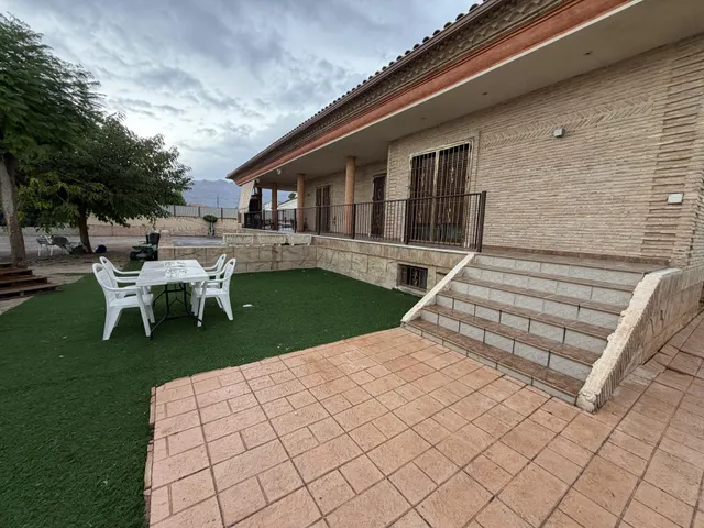 Chalet independiente con 400 m2 construidos, gran parcela y garaje — 43