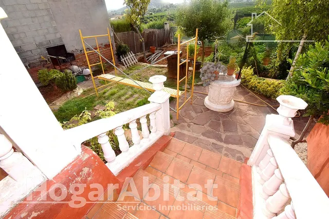 VILLA SEMINUEVA CON PISCINA, TERRAZA Y GRAN JARDÍN — 42