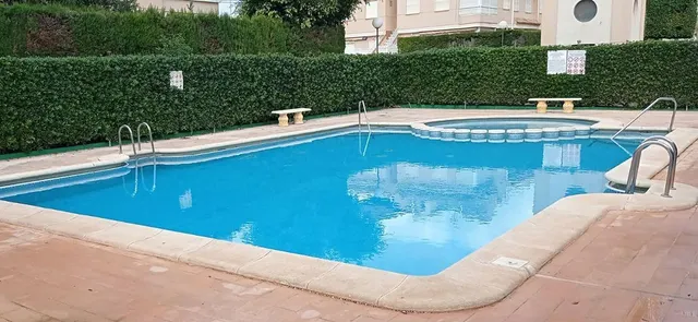 Bungalow esquinero renovado con terraza privada y piscinas comunitarias — 14