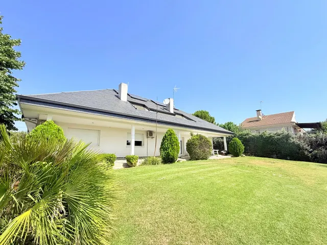 VENTA EN PLENO DOMINIO · Gran chalet de 545 m2 con placas solares y parcela privada de 3.000 m2 · Boadilla del Monte — 50
