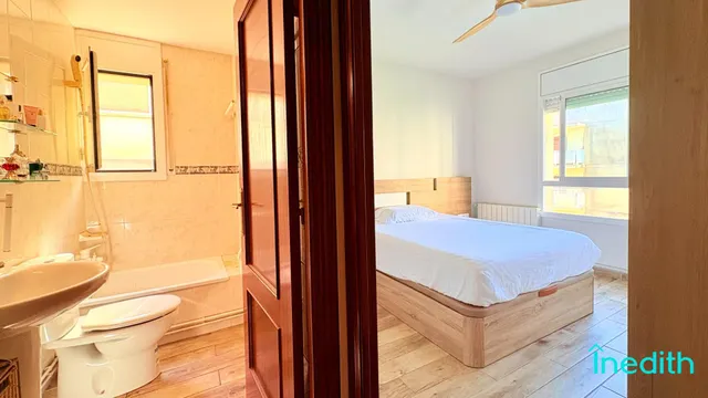 A 50 metros de la playa, Piso impecable con terraza, vistas , parking, trastero y piscina — 26
