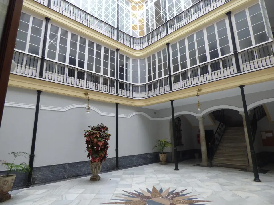 ¡Magnífico piso con ascensor en el centro histórico de Cádiz, junto a la Plaza de San Francisco!