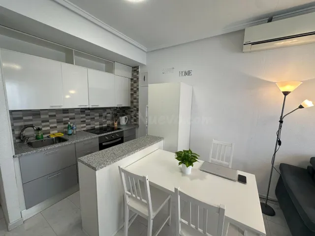 Estudio con terraza, Alicante, Torrevieja. 1 habitación, 36 m2, 900 metros al mar — 15