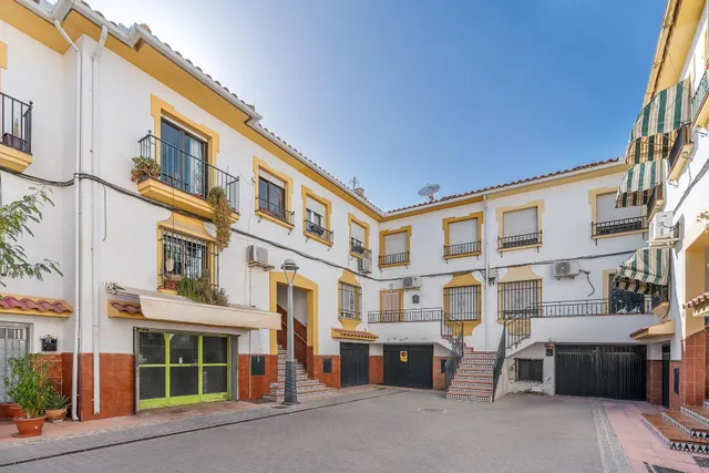 PRECIOSA CASA ADOSADA EN EL CENTRO DE PELIGROS — 34