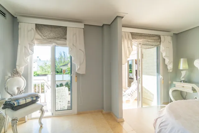 Villa exclusiva de 419 m2 con piscina privada a 200 m del mar en Torre la Mata, Torrevieja — 22