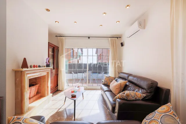 Casa a cuatro vientos en premia de dalt — 9